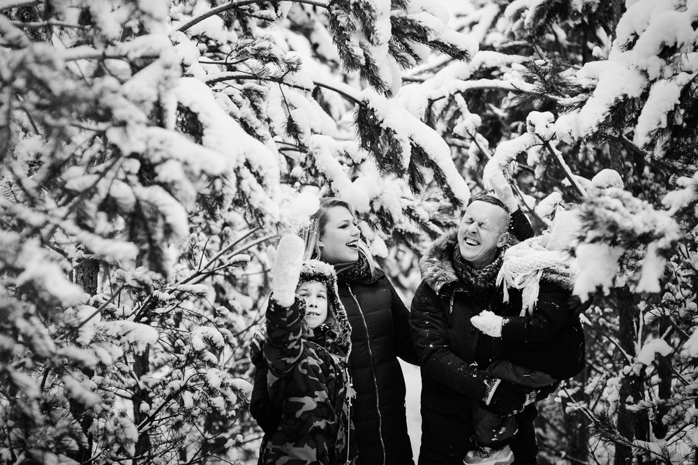 Šeimos vaikų fotosesija fotografas Kaunas Kaune lauke žiema žiemos fotografė auksinis kadras