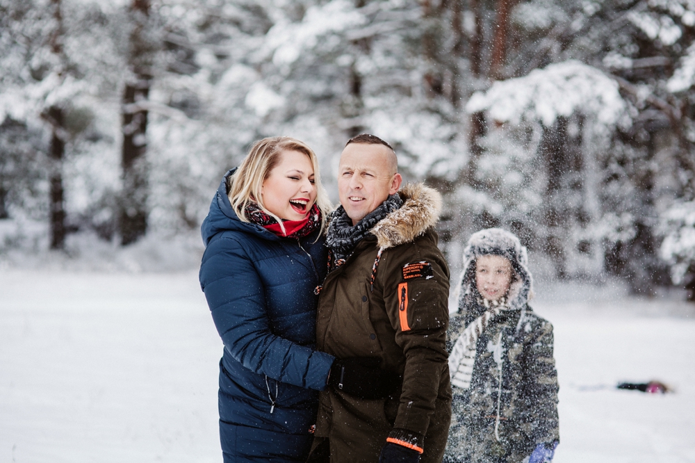 Šeimos vaikų fotosesija fotografas Kaunas Kaune lauke žiema žiemos fotografė auksinis kadras