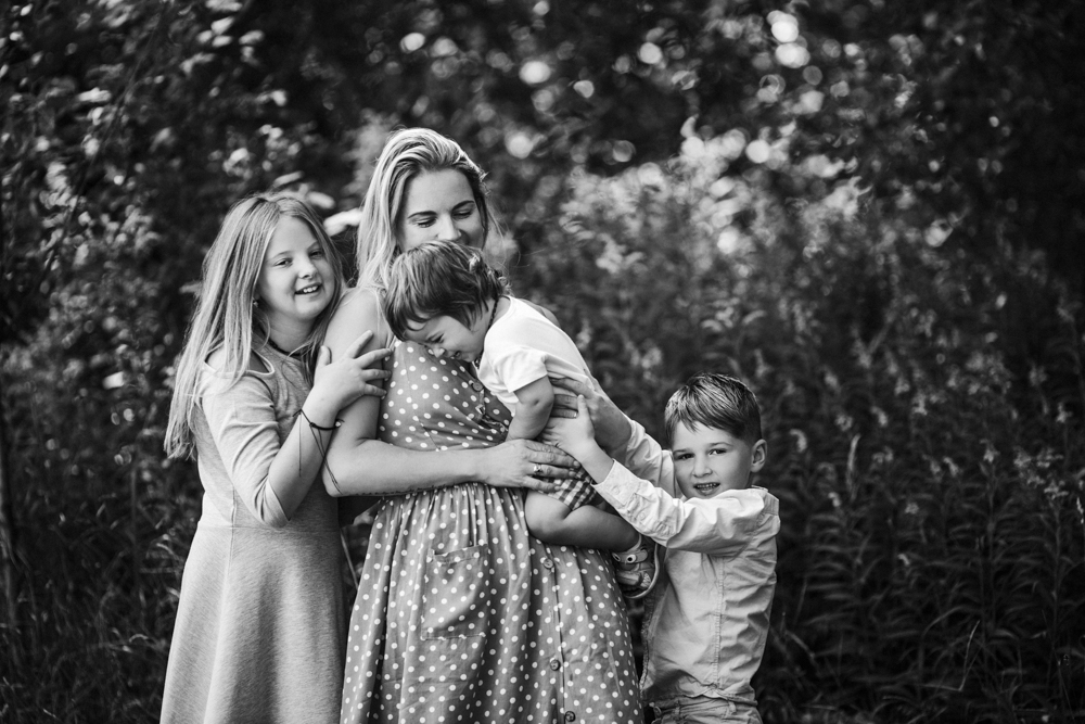 Šeimos fotosesija gamtoje lauke miške pievose Kaunas Kaune vaikai vasara fotografė auksinis kadras
