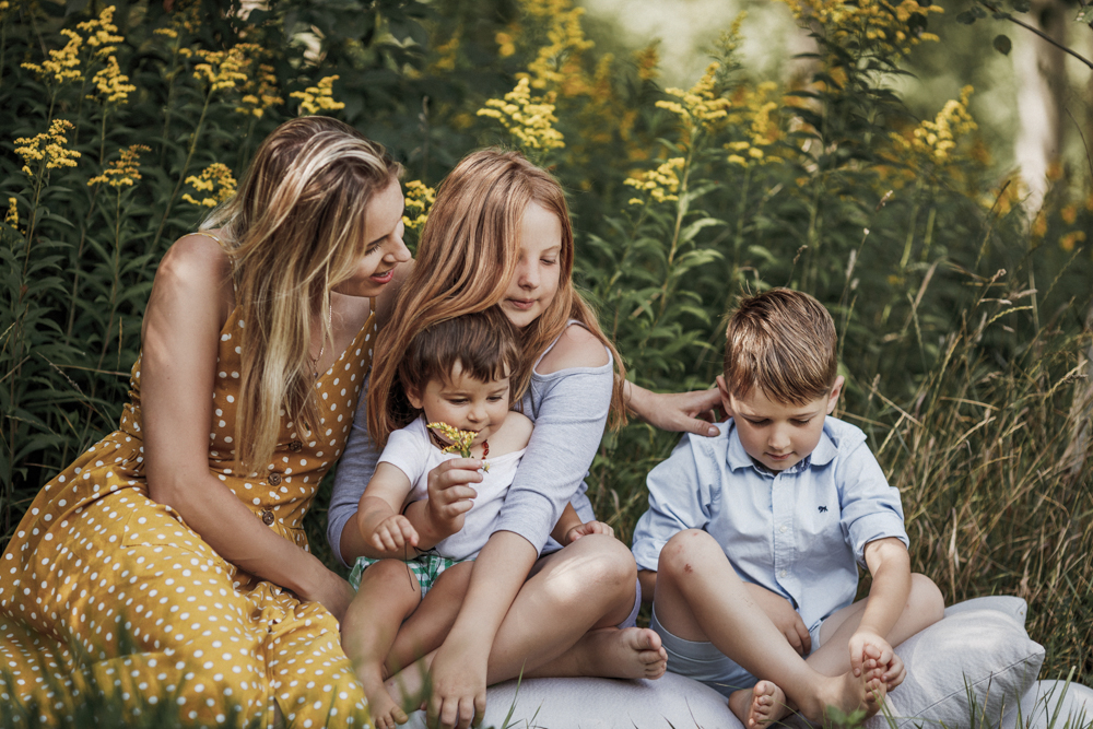 Šeimos fotosesija gamtoje lauke miške pievose Kaunas Kaune vaikai vasara fotografė auksinis kadras